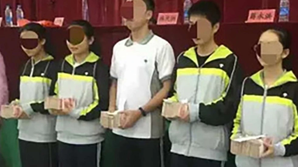 rung Quốc thưởng tiền cho học sinh