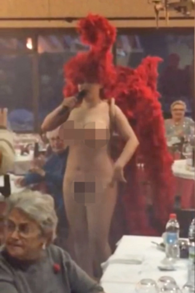 vũ công khỏa thân tiệc Giáng sinh