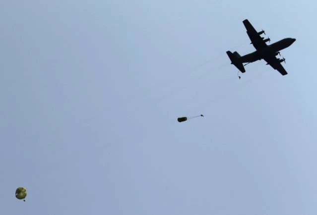 máy bay Hàn Quốc để rơi vũ khí 