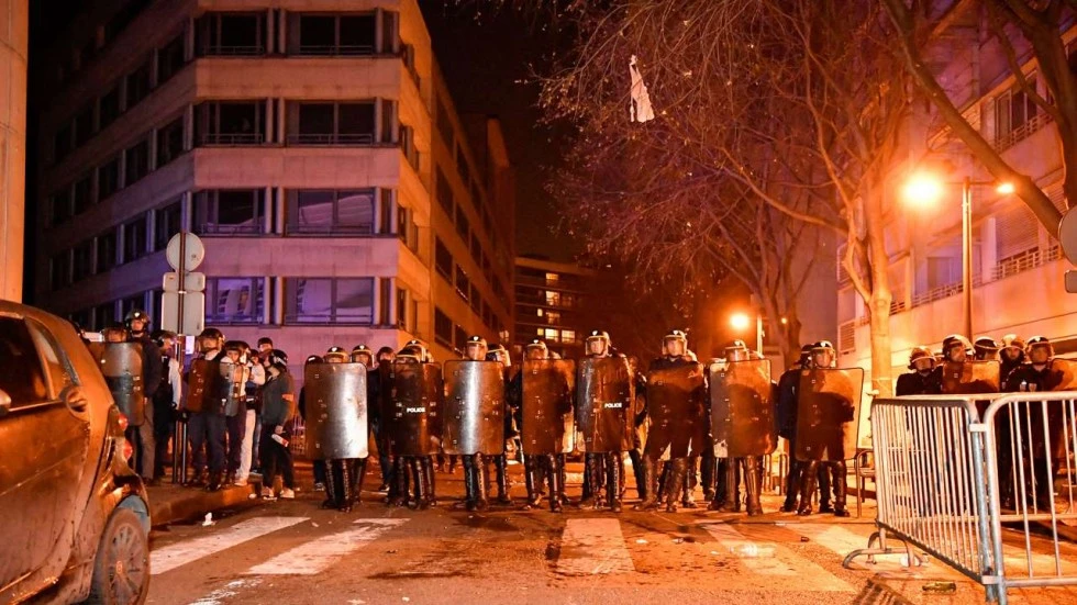 Bạo loạn sau khi cảnh sát Pháp bắn chết người gốc Hoa ảnh 1