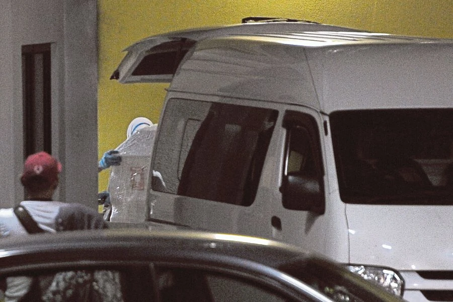 Thi thể nghi của Kim Jong-nam được đưa trở lại nhà xác ảnh 1 Thi thể nghi của Kim Jong-nam được đưa trở lại nhà xác ảnh 1