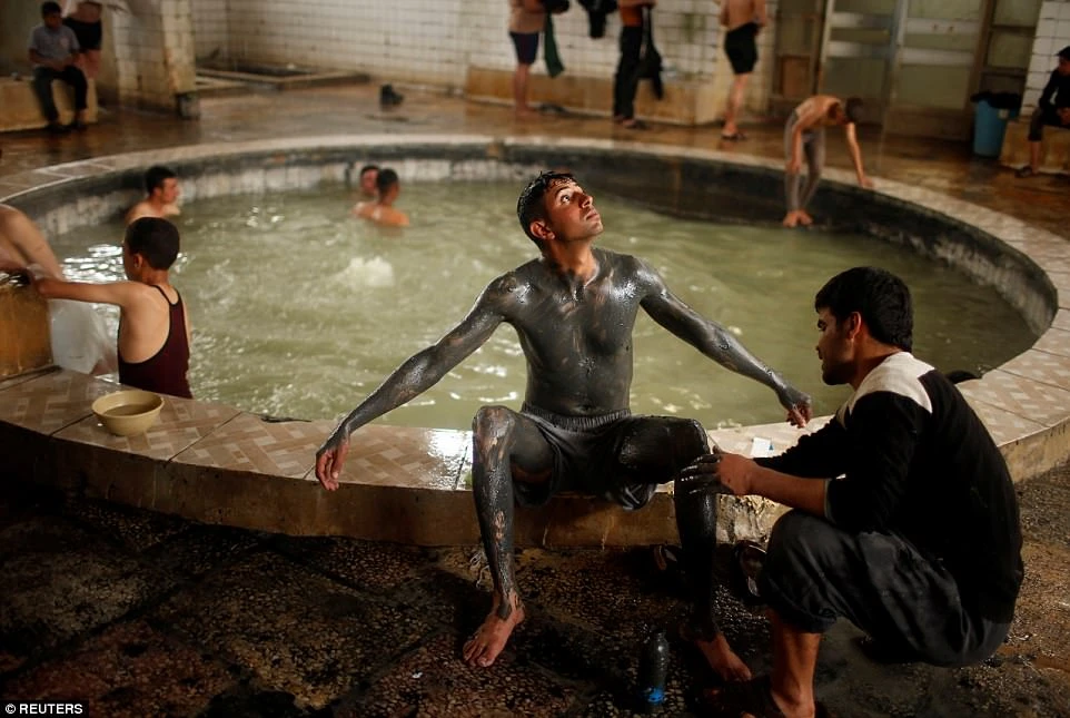 Spa nước nóng của quân Iraq giữa chiến trường Mosul ảnh 4