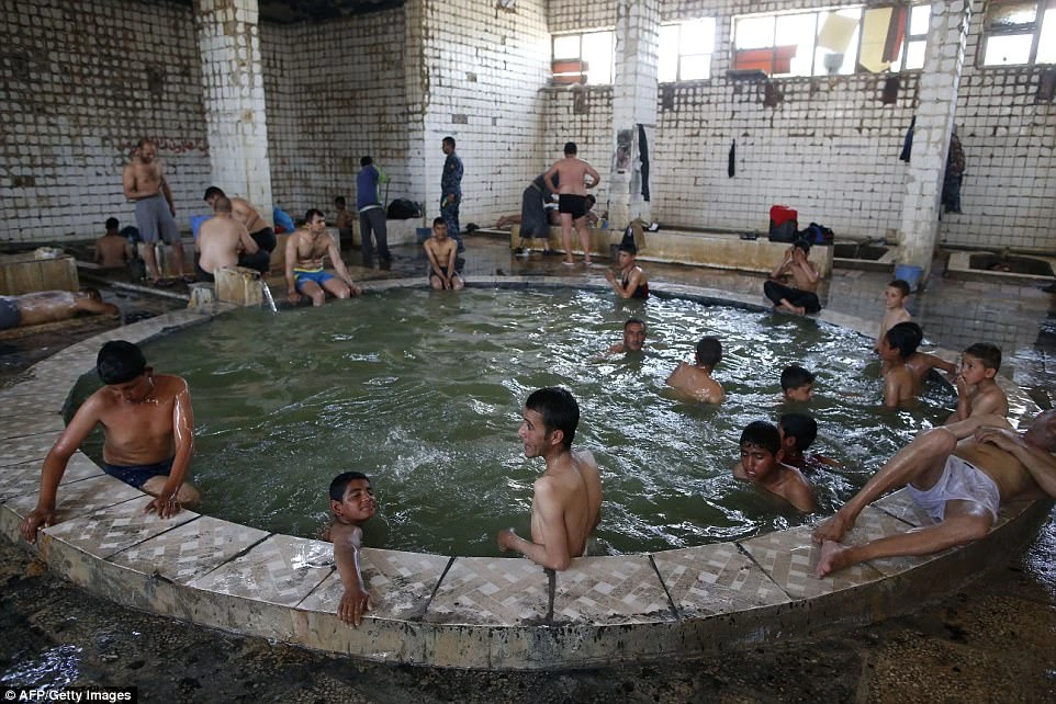 Spa nước nóng của quân Iraq giữa chiến trường Mosul ảnh 1