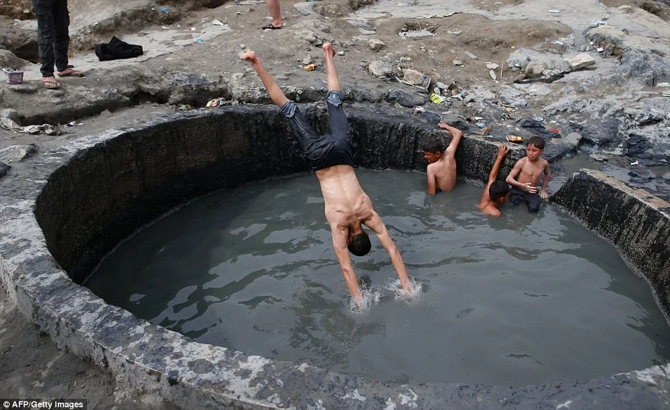 Spa nước nóng của quân Iraq giữa chiến trường Mosul ảnh 6