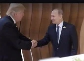 Cái bắt tay niềm nở đầu tiên giữa 2 ông Trump-Putin