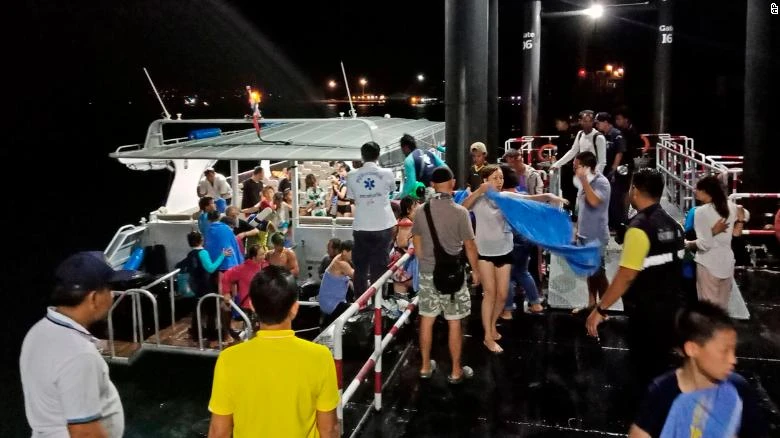 Một ngày bão tố ở Thái Lan: 3 tàu chìm, 138 hành khách gặp nạn ảnh 2