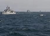 Tàu hải quân Nga hộ tống tàu chiến NATO trên Biển Đen