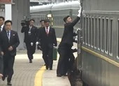 Video: Dàn vệ sĩ của ông Kim chạy vào ga ở Nga để lau cửa tàu