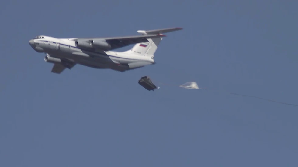  Video: 2 xe bọc thép Nga rơi xuống đất tan tành khi tập trận ảnh 1