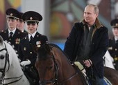 Ông Putin cưỡi ngựa cùng các nữ cảnh sát trước thềm 8-3
