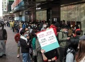 Hàng ngàn người Hong Kong xếp hàng xuyên đêm mua khẩu trang