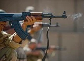 Súng trường AK của Nga có thực sự 'ăn đứt' súng trường M4 của Mỹ?