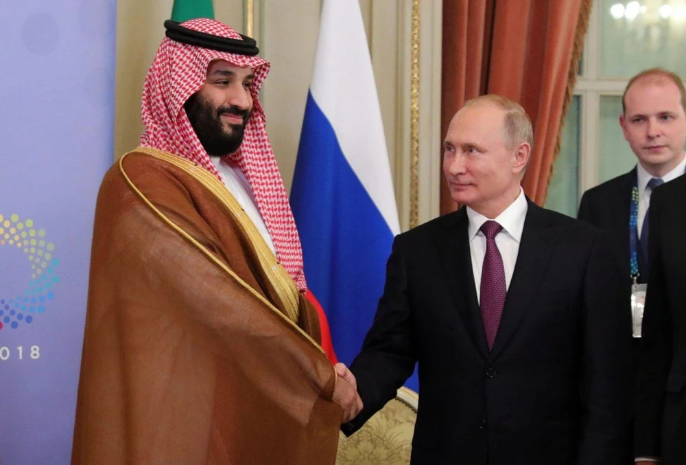 Thái tử Mohammed bin Salman của Saudi Arabia và Tổng thống Nga Vladimir Putin (phải). Ảnh: AFP / Mikhail Klimentyev / SPUTNIK