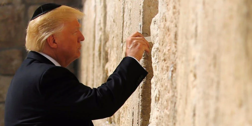 Tổng thống Mỹ Donald Trump ghé thăm Bức tường phía Tây ở Jerusalem ngày 22-5-2017. Ảnh: Jonathan Ernst/REUTERS