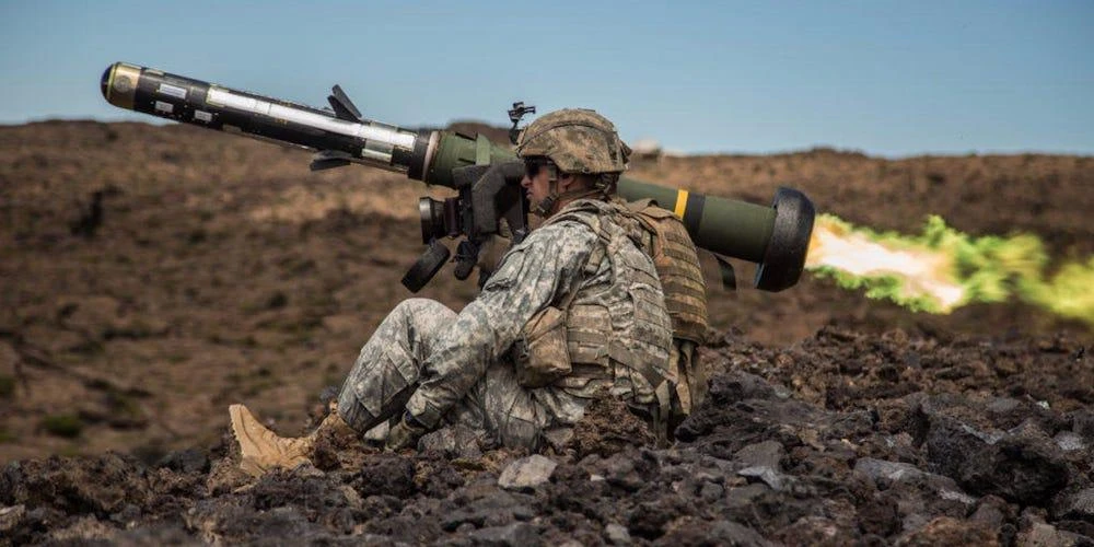 Lính Mỹ phóng tên lửa Javelin tại thao trường ở Hawaii năm 2016. Ảnh: Patrick Kirby/US Army