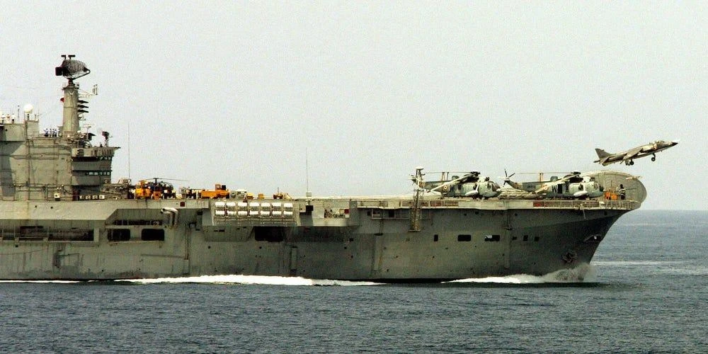 Tiêm kích Sea Harrier cất cánh từ tàu sân bay INS Viraat của Ấn Độ trong một cuộc tập trận năm 2005. Ảnh: SEBASTIAN D'SOUZA/AFP/ Getty Images