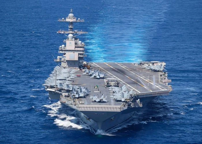 Máy bay thuộc Nhóm tác chiến tàu sân bay số 8 (CSG-8) trên sàn tàu USS Gerald R Ford khi tàu đi qua Đại Tây Dương hôm 13-4. Ảnh: US NAVY/ Riley McDowell