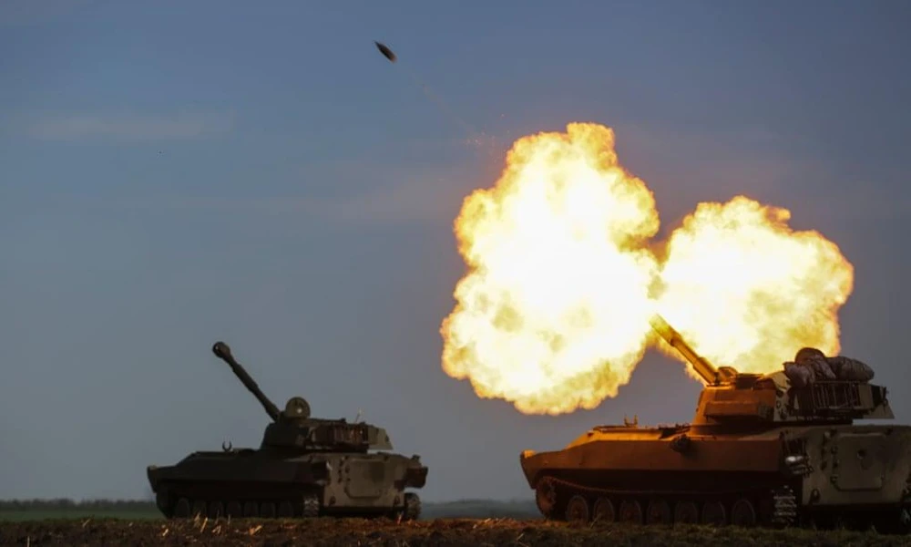 Pháo binh Ukraine khai hỏa ở vùng Kharkiv. Ảnh: EPA