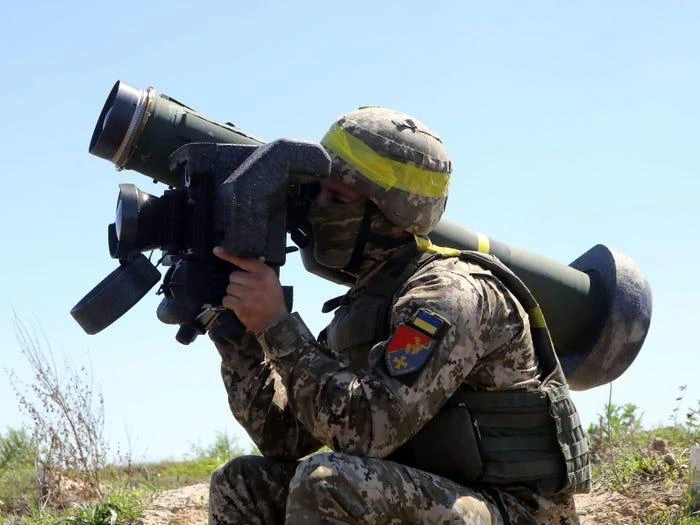 Binh sĩ Ukraine với tên lửa chống tăng FGM-148 Javelin trong một cuộc tập trận ở phía tây Ukraine tháng 5-2021. Ảnh: Volodymyr Tarasov/ Ukrinform/Barcroft Media/Getty Images