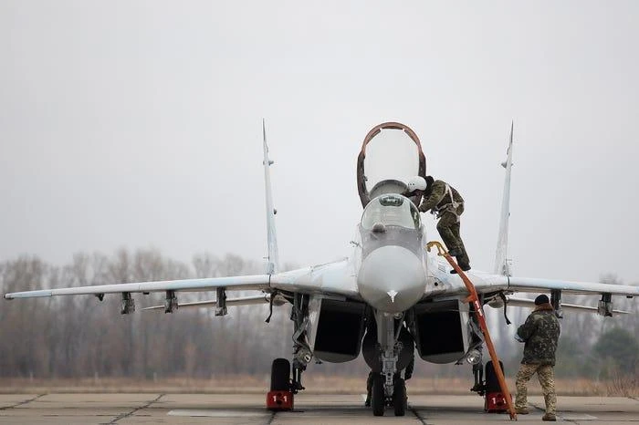Phi công Ukraine rời khỏi tiêm kích MiG-29 tại căn cứ không quân ngoại ô Kiev (Ukraine). Ảnh: Danil Shamkin/NurPhoto/Getty Images