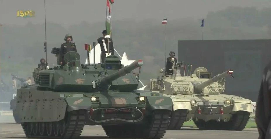 Xe tăng chiến đấu chủ lực VT4 do Trung Quốc sản xuất tại lễ duyệt binh của Pakistan. Ảnh: THE EURASIAN TIMES