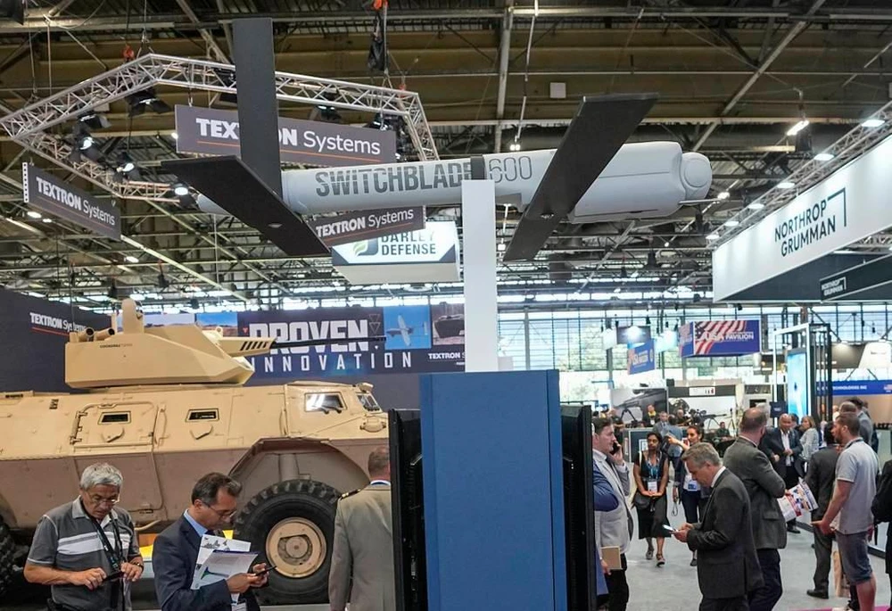 UAV cảm tử Switchblade tại Triển lãm vũ khí lục quân Eurosatory ở Pháp. Ảnh: Michel Euler/AP