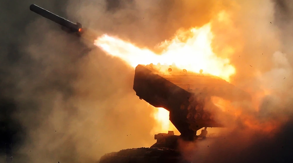 Súng phun lửa TOS-1A khai hỏa. Ảnh: AP Súng phun lửa TOS-1A khai hỏa. Ảnh: AP