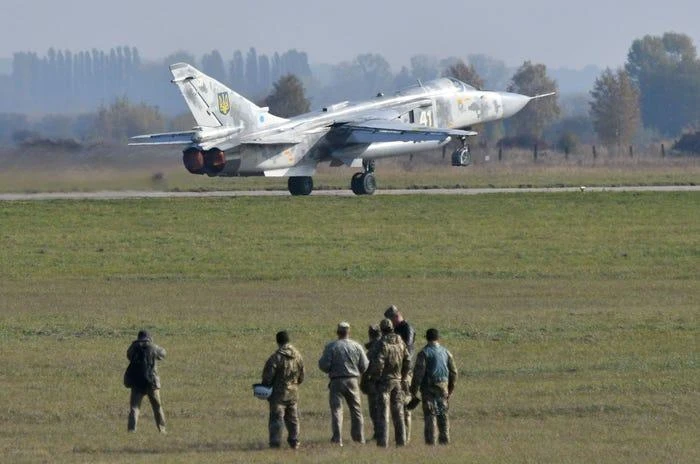 Tiêm kích Su-24 của Ukraine cất cánh tại căn cứ không quân Starokostyantyniv tháng 10-2018. Ảnh: GENYA SAVILOV/AFP/ GETTY IMAGES