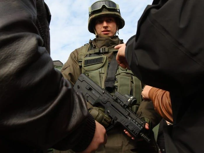 Binh sĩ Ukraine mang súng trường tấn công Fort-224 ở Kiev (Ukraine) năm 2015. Ảnh: NurPhoto/NurPhoto/GETTY IMAGES