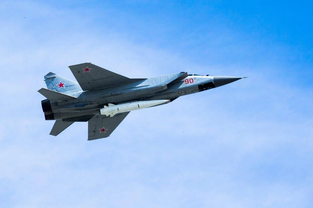 Tiêm kích MiG-31K của Nga mang tên lửa siêu thanh Kh-47M2 Kinzhal tại lễ duyệt binh Ngày chiến thắng năm 2018. Ảnh: Alexander Zemlianichenko/AP