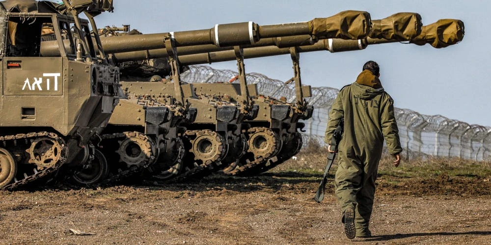Pháo tự hành M109 cỡ nòng 155mm của Israel được bố trí ở cao nguyên Golan gần biên giới Syria hôm 2-1. Ảnh: JALAA MAREY/AFP/ Getty Images