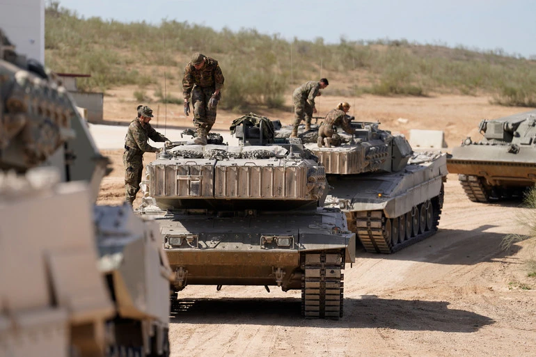 Quân đội Tây Ban Nha chuẩn bị xe tăng Leopard 2E trong buổi huấn luyện cho binh sĩ Ukraine bên ngoài TP Zaragoza (Tây Ban Nha) hôm 13-3. Ảnh: Paul Hanna/Bloomberg/ Getty Images