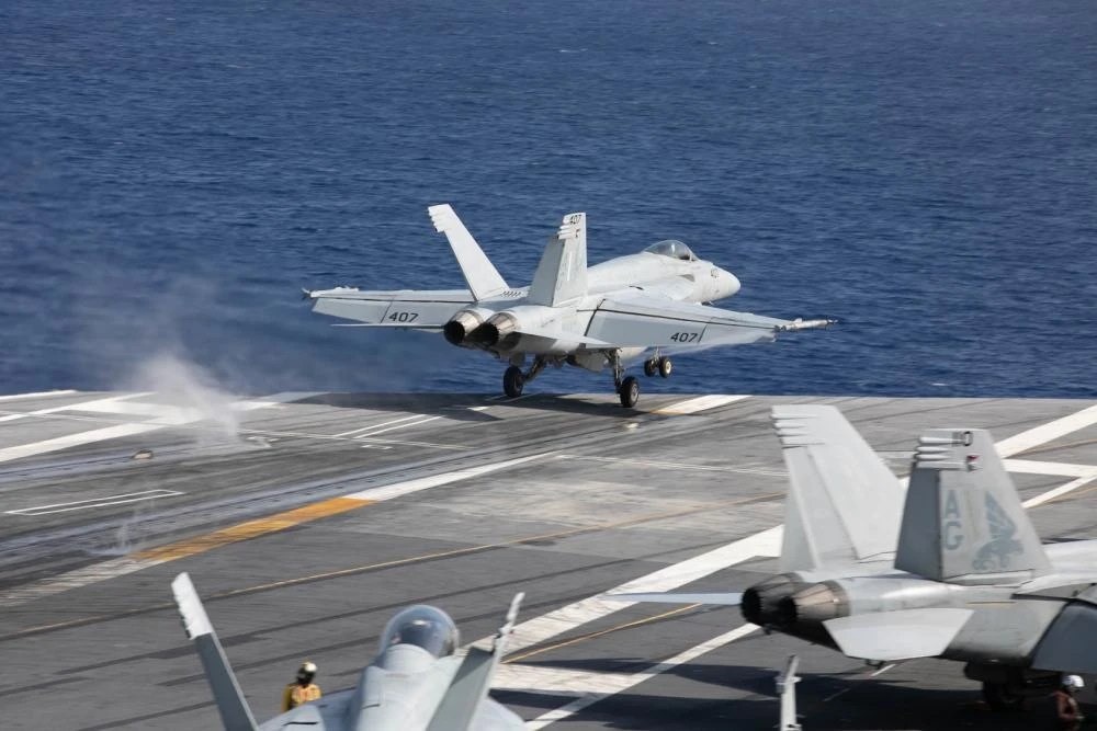Tiêm kích hạm F/A-18E Super Hornet của Mỹ cất cánh từ tàu sân bay USS George HW Bush (CVN 77) hôm 10-6-2022. Ảnh: The EurAsian Times