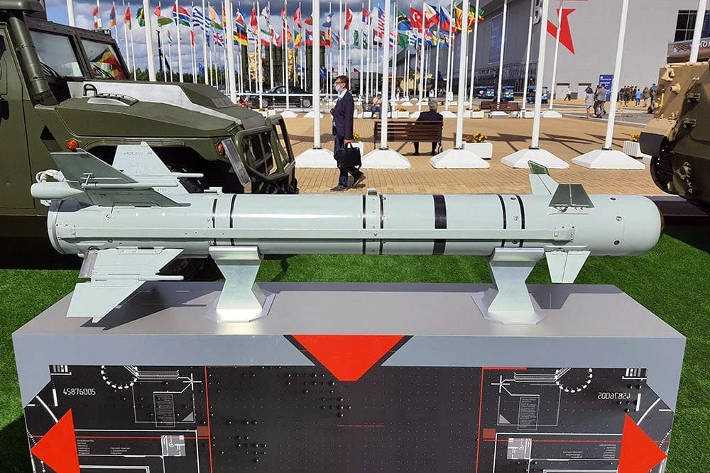 Tên lửa Izdeliye 305E được trưng bày tại triển lãm quốc phòng quốc tế EDEX ở Cairo (Ai Cập) tháng 12-2021. Ảnh: THE EURASIAN TIMES