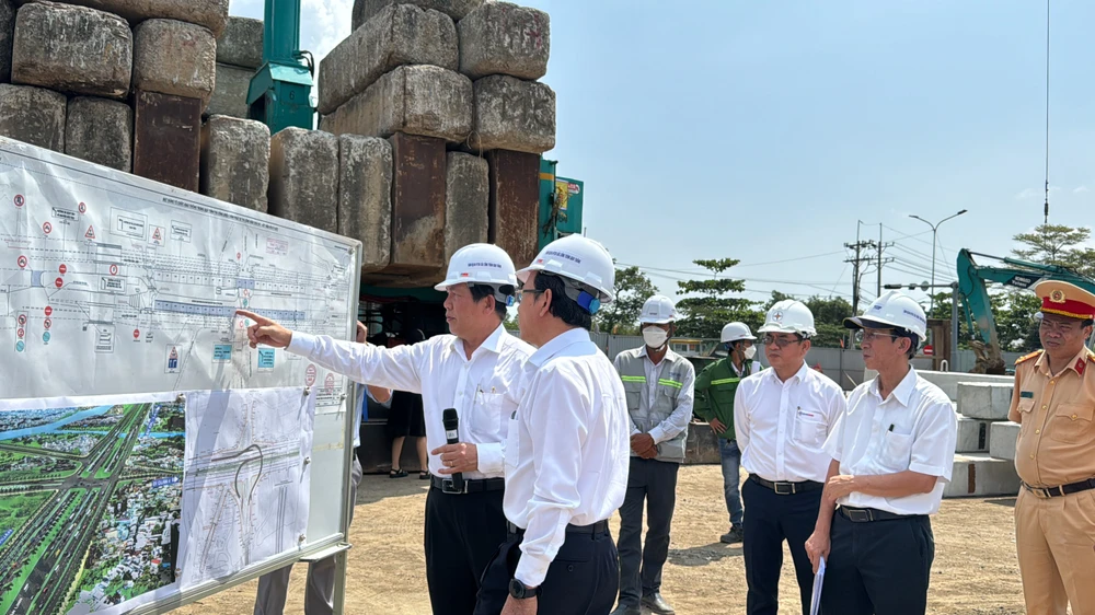 Ông Lương Minh Phúc - Giám đốc Ban Quản lý dự án đầu tư xây dựng các công trình giao thông TP báo cáo tiến độ dự án với đoàn kiểm tra