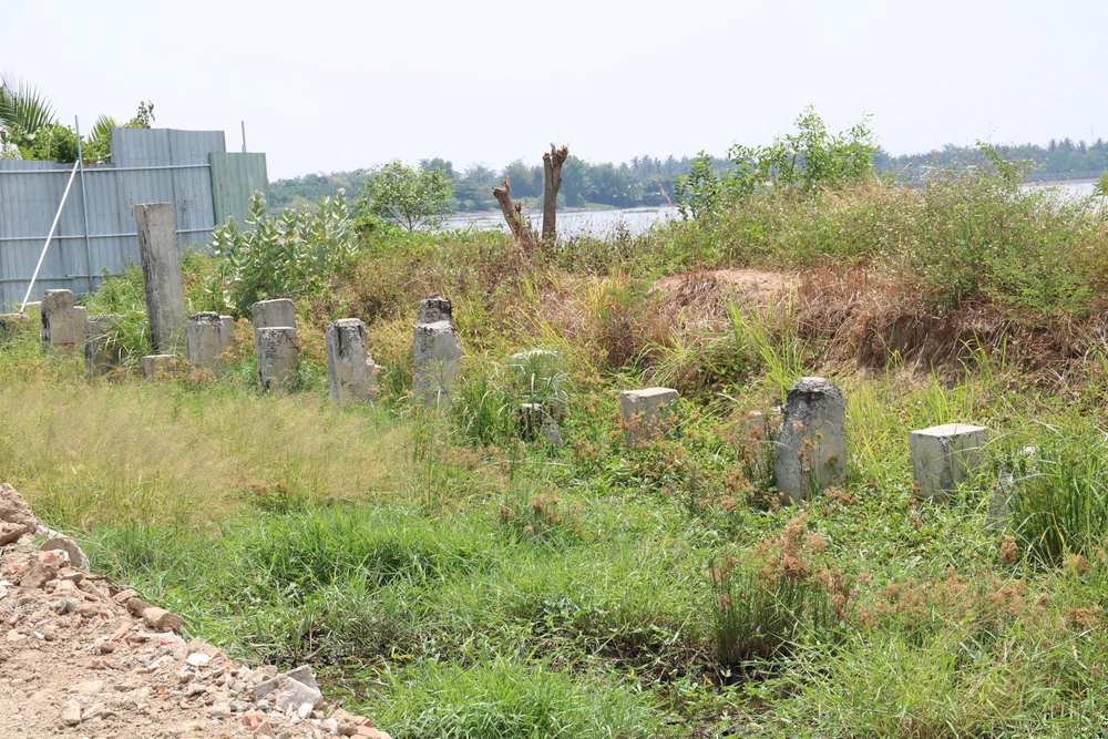 Đoạn 4 của dự án (sông Sài Gòn - khu vực biệt thự Lý Hoàng đến nhà thờ La San Mai Thôn) các cột bê tông cắm mốc trơ trọi nhiều năm.