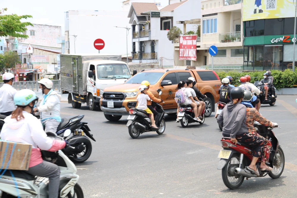 cầu vượt Phạm Văn Chí - Nguyễn Văn Luông