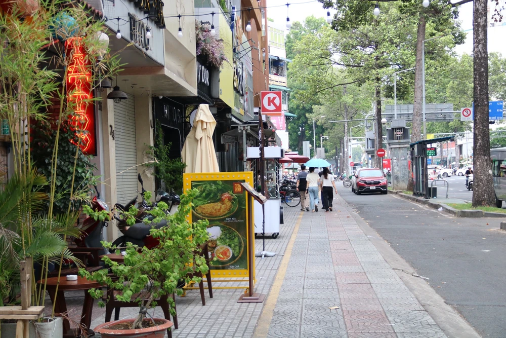 các địa phương đẩy nhanh tiến độ thu phí vỉa hè.