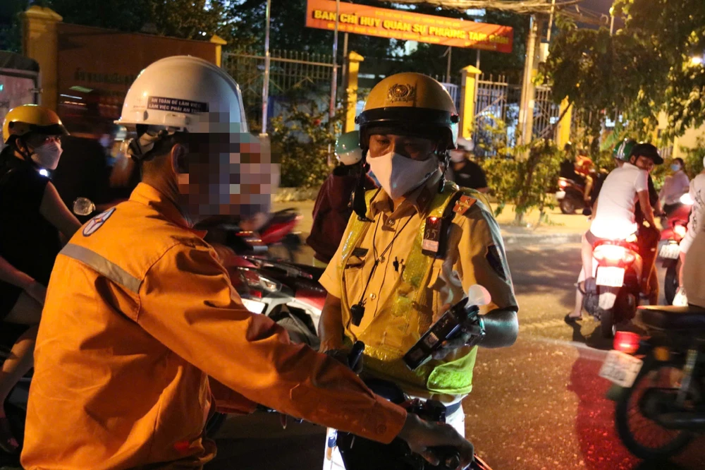 Vi phạm nồng độ cồn kịch khung, tài xế nói 'lần trước còn chưa đóng phạt, xe này bỏ luôn'