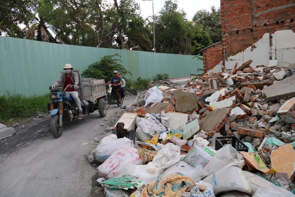 Một mặt bằng vừa tháo dỡ chưa được thu dọn.