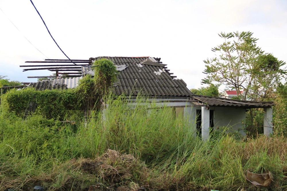 Căn nhà chỉ còn trơ trọi những bức tường.