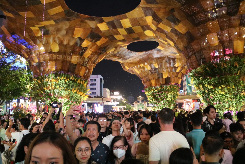 đường hoa nguyễn huệ