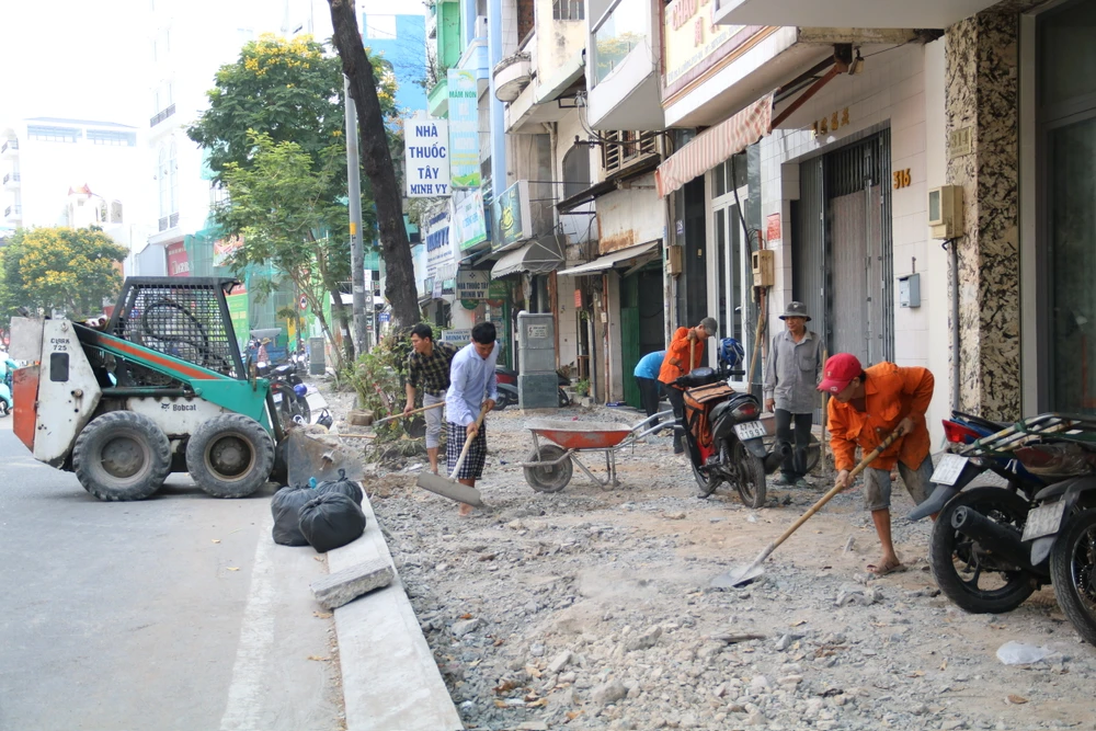 Vỉa hè trên đường Nguyễn Văn Luông đang được thi công nhộn nhịp.