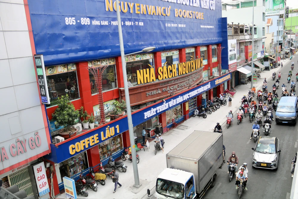 Vỉa hè trên đường Hồng Bàng khoác diện mạo mới.