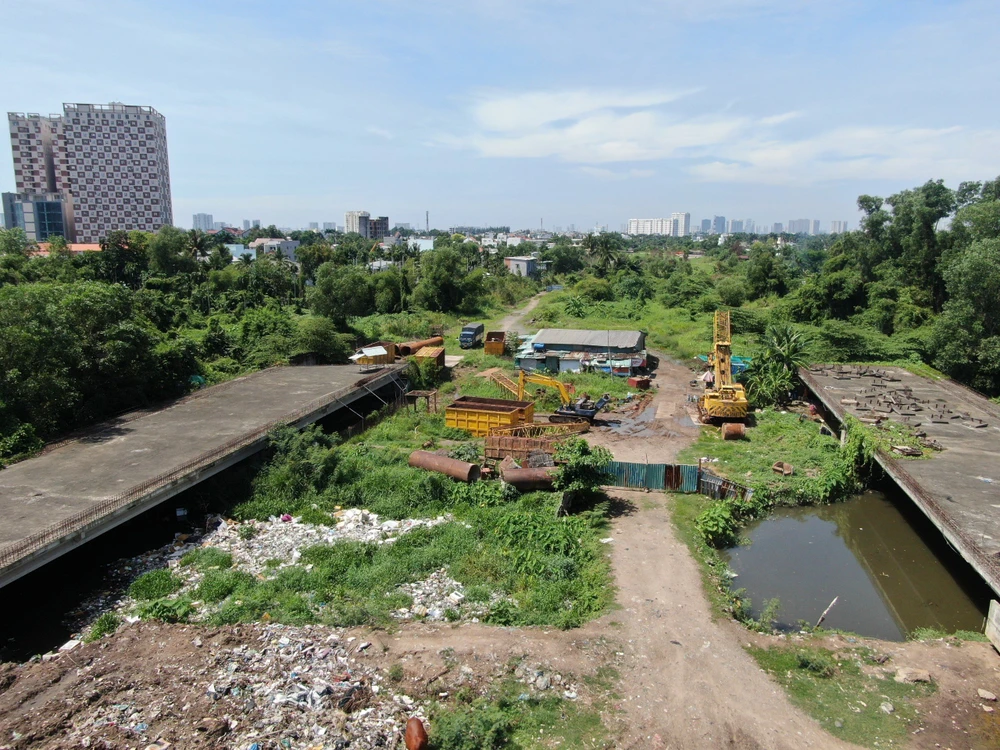 Đoạn 3 Vành đai 2 ngừng thi công hơn 5 năm. Ảnh: NN
