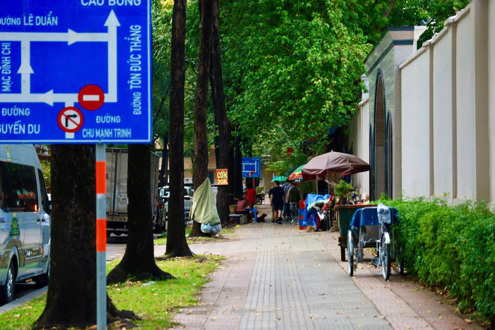 Nhiều nơi vẫn xảy ra lấn chiếm vỉa hè.