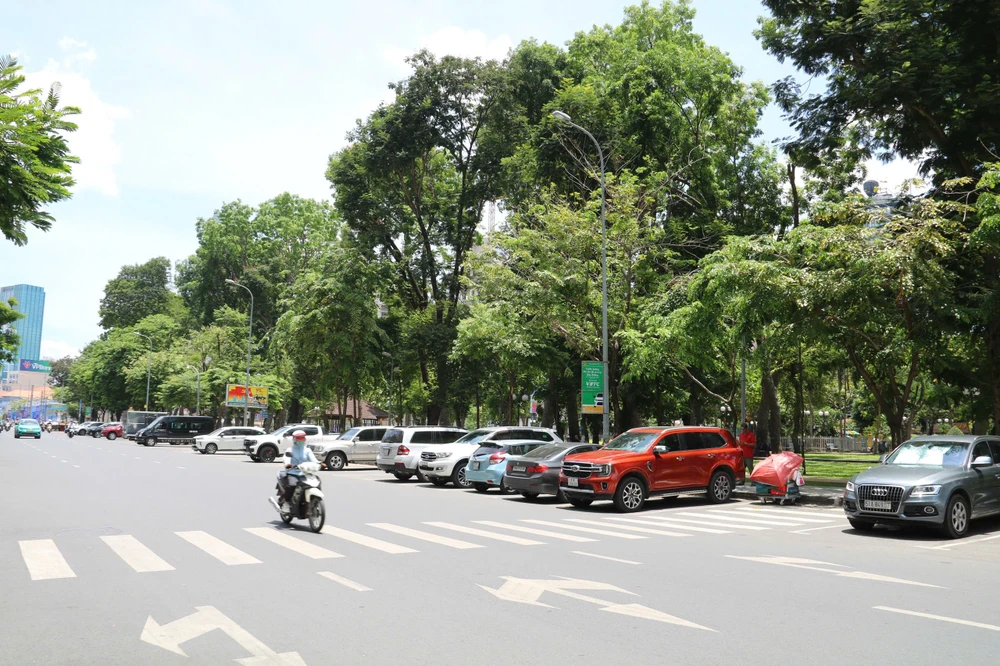 đỗ xe ô tô dưới lòng đường