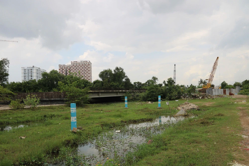 Máy móc nằm trơ trọi tại công trường.