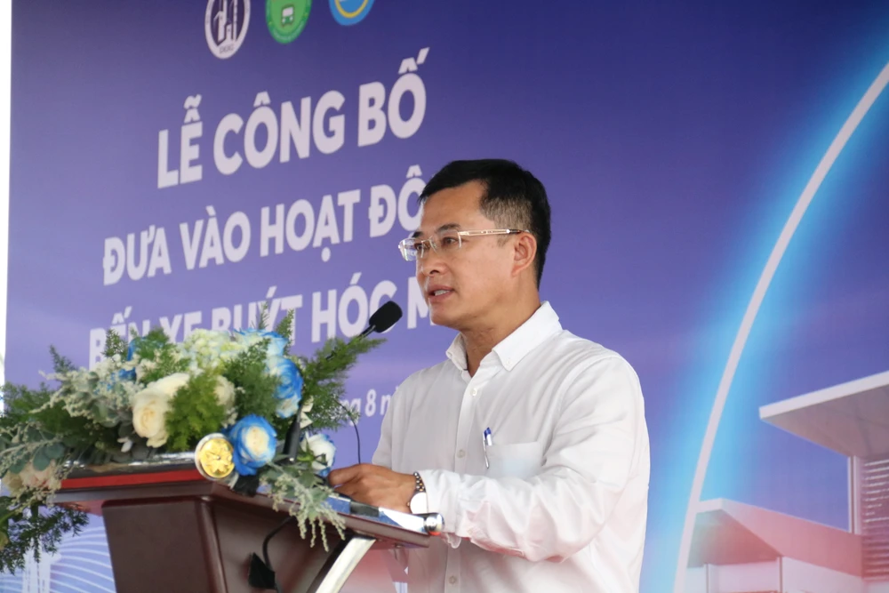 Bến xe buýt hóc môn