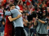 HLV Klopp khó chịu khi nhắc đến Gerrard ngụ ý thay mình ở Liverpool 